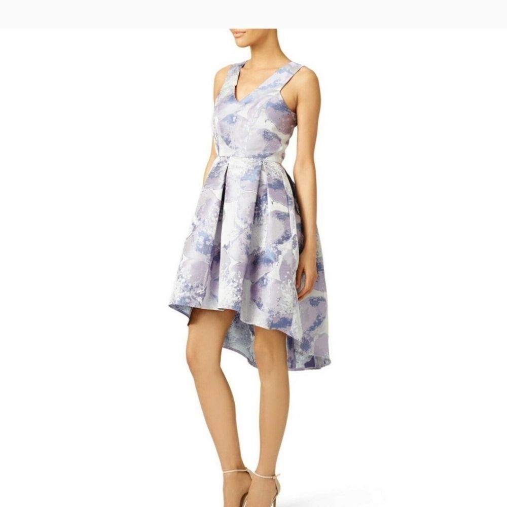 Slate & Willow Gabi Dress — Size 10, Floral Elegance with Flowy Pleats & V-Neck